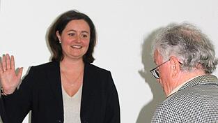 Im Mittelpunkt der konstituierenden Sitzung stand nicht nur die Vereidigung der neuen Bürgermeisterin Sigrid Maier, sondern auch ein deutlicher Generationswechsel im Gremium. Im Mittelpunkt der konstituierenden Sitzung stand nicht nur die Vereidigung der neuen Bürgermeisterin Sigrid Maier, sondern auch ein deutlicher Generationswechsel im Gremium.