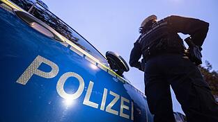 Die Polizei stellte mehrere Handys, Computer und Festplatten sicher. (Symbolbild) Die Polizei stellte mehrere Handys, Computer und Festplatten sicher. (Symbolbild)
