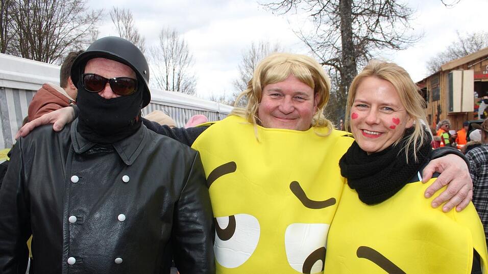 Viele Faschings-Fans haben sich am Samstag den Umzug in Langenbach angesehen. Viele Faschings-Fans haben sich am Samstag den Umzug in Langenbach angesehen.