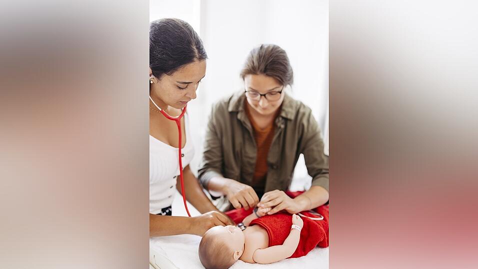 An Puppen k&ouml;nnen die Studentinnen &uuml;ben, bevor es in die Klinik geht.