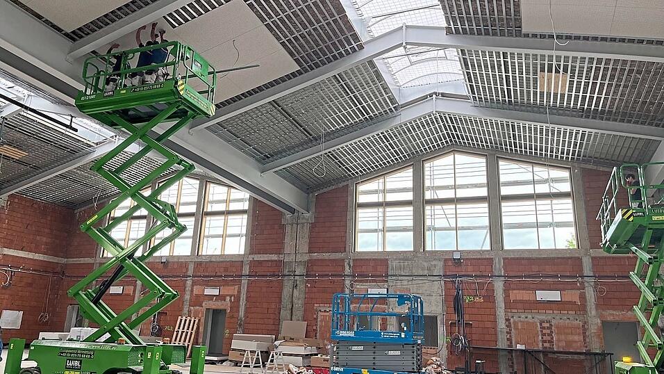 In der Sporthalle läuft aktuell gerade die Deckenisolierung, gleichzeitig werden die Trockenbauarbeiten abgeschlossen. In der Sporthalle läuft aktuell gerade die Deckenisolierung, gleichzeitig werden die Trockenbauarbeiten abgeschlossen.