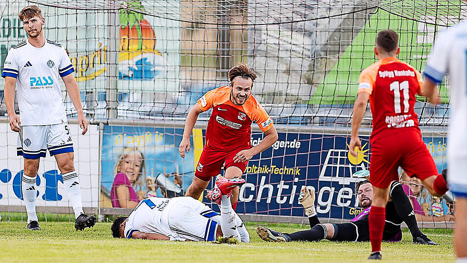 Wagner-like: Anstelle von Andreas Wagner, der nicht in der Anfangsformation stand, sorgt Brian Wagner (M.) für die frühe Führung - und gleichzeitig die Entscheidung - im Spiel gegen Aschaffenburg. Wagner-like: Anstelle von Andreas Wagner, der nicht in der Anfangsformation stand, sorgt Brian Wagner (M.) für die frühe Führung - und gleichzeitig die Entscheidung - im Spiel gegen Aschaffenburg.