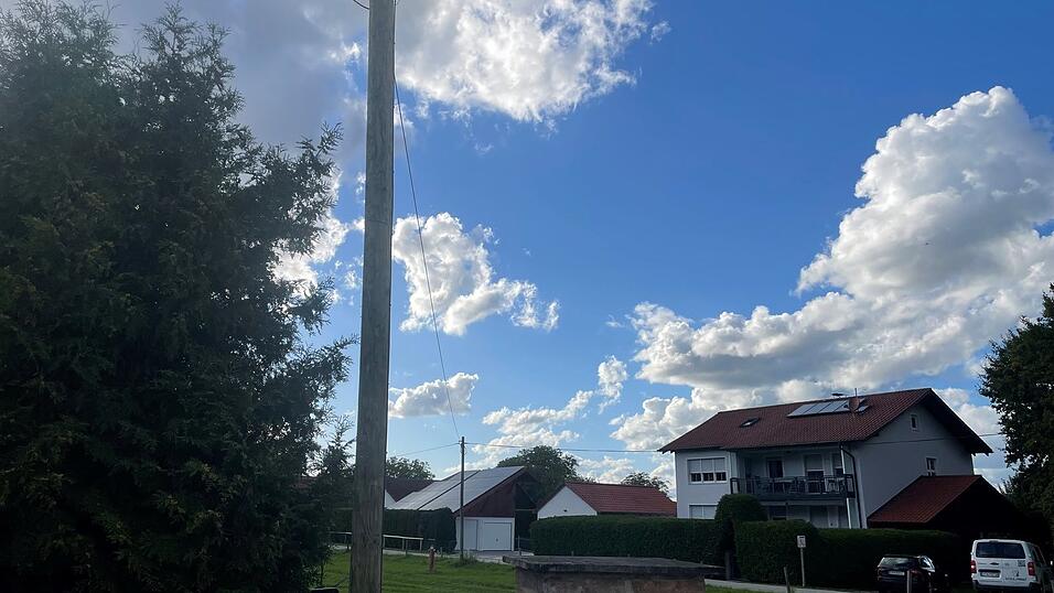 Der Holzmast, der eigentlich aus Sicht der Familie, für die er gedacht ist, keinen Sinn mehr hat, dafür aber nagelneu ist. Die oberirdischen Telefonleitungen ziehen sich wie ein Spinnennetz durch Auloh, obwohl die unterirdische Glasfaser hier längst angekommen ist. Der Holzmast, der eigentlich aus Sicht der Familie, für die er gedacht ist, keinen Sinn mehr hat, dafür aber nagelneu ist. Die oberirdischen Telefonleitungen ziehen sich wie ein Spinnennetz durch Auloh, obwohl die unterirdische Glasfaser hier längst angekommen ist.