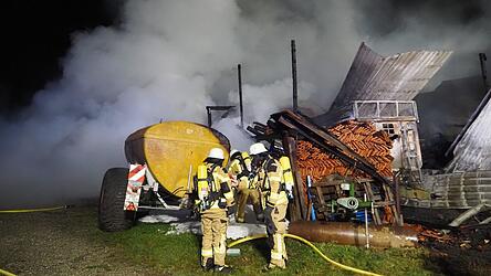 In unmittelbarer Nähe von Bürgermeister Armin Grassingers Wohnhaus in Dingolfing brannte es in der Nacht auf 17. Oktober. Auch sein Dienstwagen ging in Flammen auf. (Archiv) In unmittelbarer Nähe von Bürgermeister Armin Grassingers Wohnhaus in Dingolfing brannte es in der Nacht auf 17. Oktober. Auch sein Dienstwagen ging in Flammen auf. (Archiv)