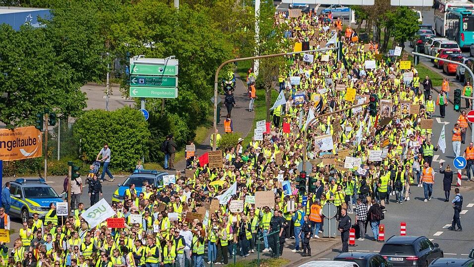 Es wird gestreikt. Lufthansa-Mitarbeiter demonstrieren am Frankfurter Flughafen. Es wird gestreikt. Lufthansa-Mitarbeiter demonstrieren am Frankfurter Flughafen.
