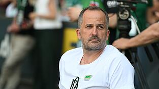 Darf mit Augsburg sogar noch von Europa tr&auml;umen: Trainer Manuel Baum. (Archivbild)