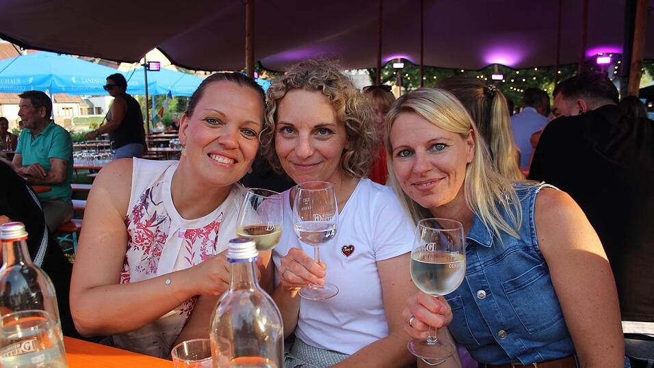 Die Besucher genossen den ersten Abend des Sommergartens auf der Mühleninsel.
