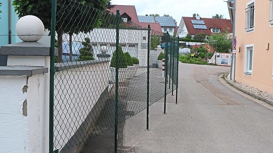 Vorher: Am Mittwoch ist der Maschendrahtzaun abgebaut worden, der monatelang die Stichstraße an der Hauptstraße zwischen den Hausnummern 40 und 48 eingeengt hat. Vorher: Am Mittwoch ist der Maschendrahtzaun abgebaut worden, der monatelang die Stichstraße an der Hauptstraße zwischen den Hausnummern 40 und 48 eingeengt hat.