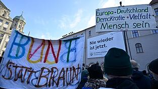 Viele Tausend Menschen demonstrierten in Bayern gegen die Migrationspolitik der Union und den wachsenden Einfluss rechtspopulistischer Parteien.