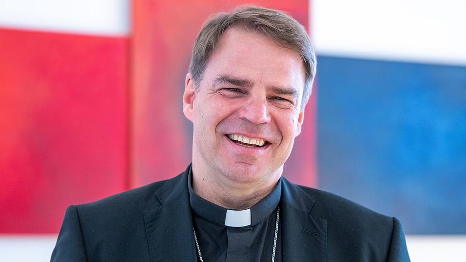 Der Passauer Bischof Stefan Oster hat sich im Konflikt um einen niederbayerischen Pfarrer zu Wort gemeldet. Der Passauer Bischof Stefan Oster hat sich im Konflikt um einen niederbayerischen Pfarrer zu Wort gemeldet.