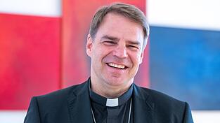 Der Passauer Bischof Stefan Oster hat sich im Konflikt um einen niederbayerischen Pfarrer zu Wort gemeldet. 