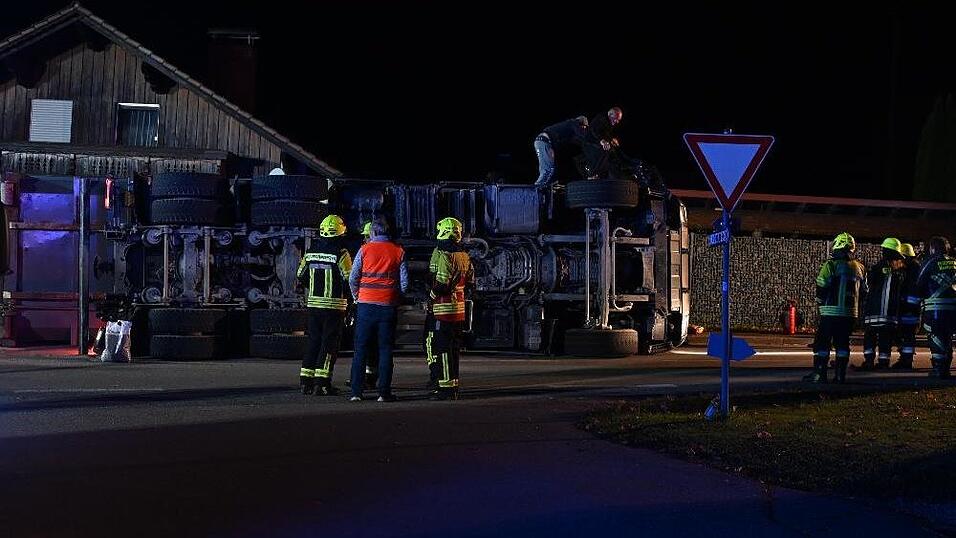 Zahlreiche Einsatzkräfte waren vor Ort. Der umgekippte Lastwagen wurde unter anderem mit einem Kran geborgen. Zahlreiche Einsatzkräfte waren vor Ort. Der umgekippte Lastwagen wurde unter anderem mit einem Kran geborgen.
