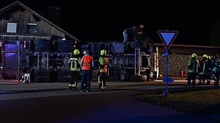 Zahlreiche Einsatzkräfte waren vor Ort. Der umgekippte Lastwagen wurde unter anderem mit einem Kran geborgen.