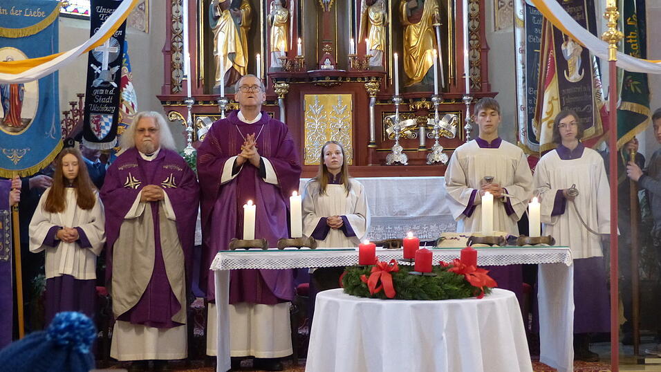 Der Festgottesdienst in der Kirche. Der Festgottesdienst in der Kirche.
