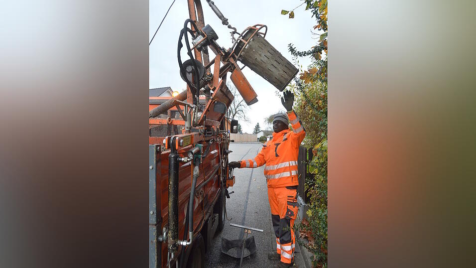 Mit dem Spezialfahrzeug hebt Demba Bocoum den Gullydeckel, zieht den darunter versteckten Kübel hoch und leert ihn auf die Ladefläche des Fahrzeugs. Mit dem Spezialfahrzeug hebt Demba Bocoum den Gullydeckel, zieht den darunter versteckten Kübel hoch und leert ihn auf die Ladefläche des Fahrzeugs.
