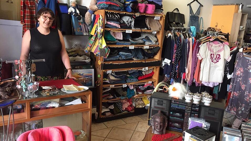 Innenansicht des Umsonstladens &bdquo;Given&ldquo; mit der ehrenamtlichen Mitarbeiterin Eva Schroth.