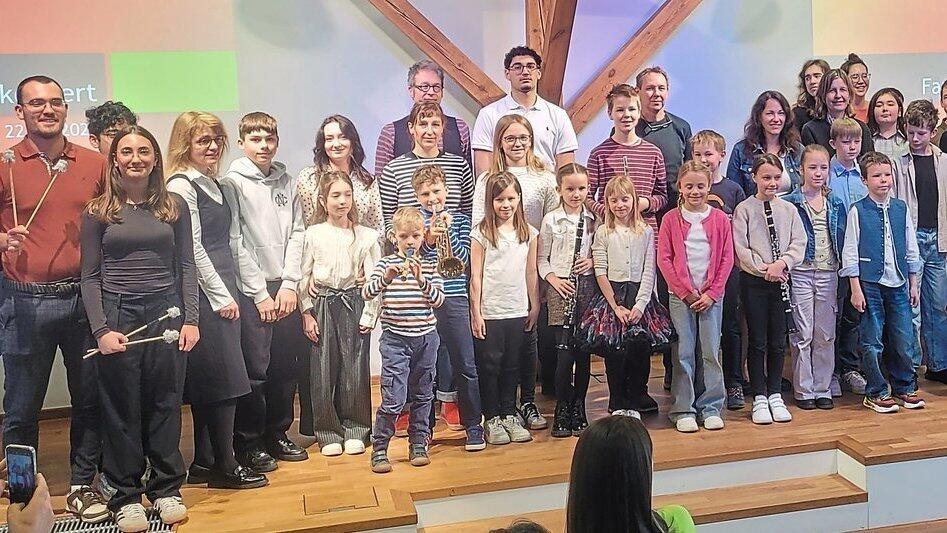 19 Familien pr&auml;sentierten ihr musikalisches Miteinander im Rahmen des Konzerts an der Musikschule.