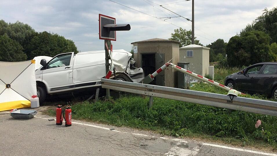 Am Bahnübergang Herzogau in der Gemeinde Pilsting hat sich am Montagvormittag ein Zugunglück ereignet. Am Bahnübergang Herzogau in der Gemeinde Pilsting hat sich am Montagvormittag ein Zugunglück ereignet.