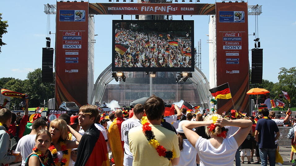 Christian Fertl war am Sonntag auf der Fanmeile in Berlin und erlebte dort das Achtelfinale gegen England auf Gro&szlig;leinwand.