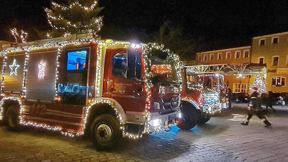 Die Freiwillige Feuerwehr Waldmünchen hatte sich besonders viel Mühe gegeben und ihre Fahrzeuge zu Weihnachtstrucks gemacht.