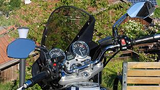 Eine bei einem Bayerwald-Ausflug in Maibrunn abgestellte Maschine. - Heuer war nicht oft Motorradlwetter.