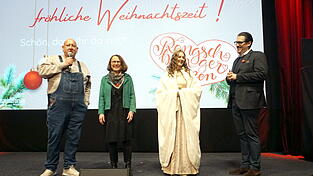 Arno Birkenfelder, Vorsitzender der Rengschburger Herzen (von links), OB Gertrud Maltz-Schwarzfischer, das Christkind und Jakob Reitinger, Geschäftsführer der Regensburg Tourismus GmbH, begrüßten die Gäste. Arno Birkenfelder, Vorsitzender der Rengschburger Herzen (von links), OB Gertrud Maltz-Schwarzfischer, das Christkind und Jakob Reitinger, Geschäftsführer der Regensburg Tourismus GmbH, begrüßten die Gäste.