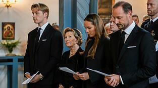 Den Gedenkgottesdienst besuchte K&ouml;nig Haakon VIII. (rechts) mit Kronprinzessin Ingrid Alexandra (2. v.r.), K&ouml;nigin Sonja (2.v.l.) und Prinz Sverre Magnus (links).