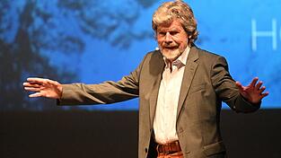Der Bildgewalt stand beim Auftritt der Alpin-Legende Reinhold Messner vor rund 500 Besucher in der Sparkassen-Arena das gesprochene Wort gegenüber. Der Bildgewalt stand beim Auftritt der Alpin-Legende Reinhold Messner vor rund 500 Besucher in der Sparkassen-Arena das gesprochene Wort gegenüber.