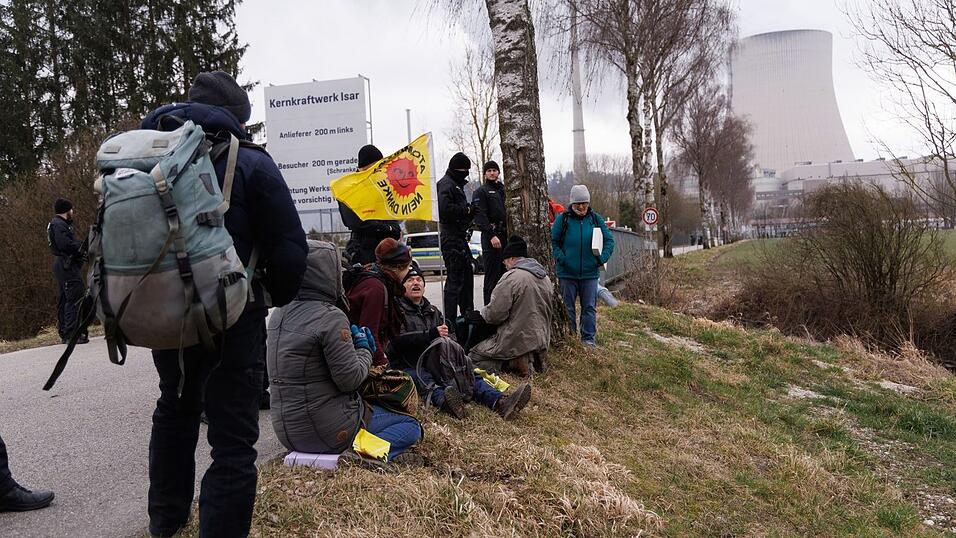 Aktivisten der Initiative 'Runterfahren' demonstrieren vor dem Atomkraftwerk Isar 2. Aktivisten der Initiative 'Runterfahren' demonstrieren vor dem Atomkraftwerk Isar 2.