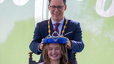 Rahel Bär wurde von Oberbürgermeister Dr. Christian Moser zur Donaukönigin gekrönt.