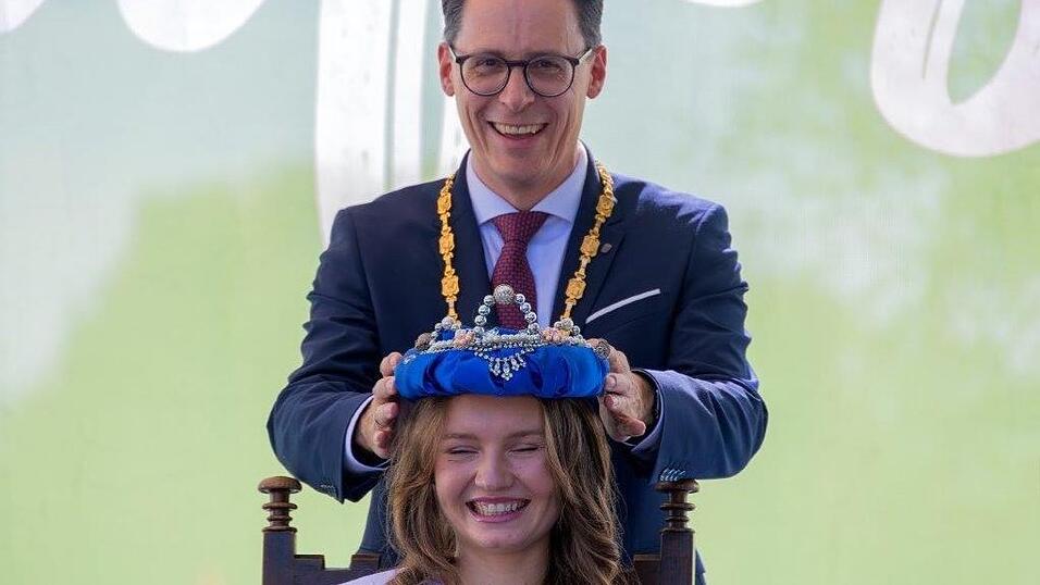 Rahel Bär wurde von Oberbürgermeister Dr. Christian Moser zur Donaukönigin gekrönt. Rahel Bär wurde von Oberbürgermeister Dr. Christian Moser zur Donaukönigin gekrönt.