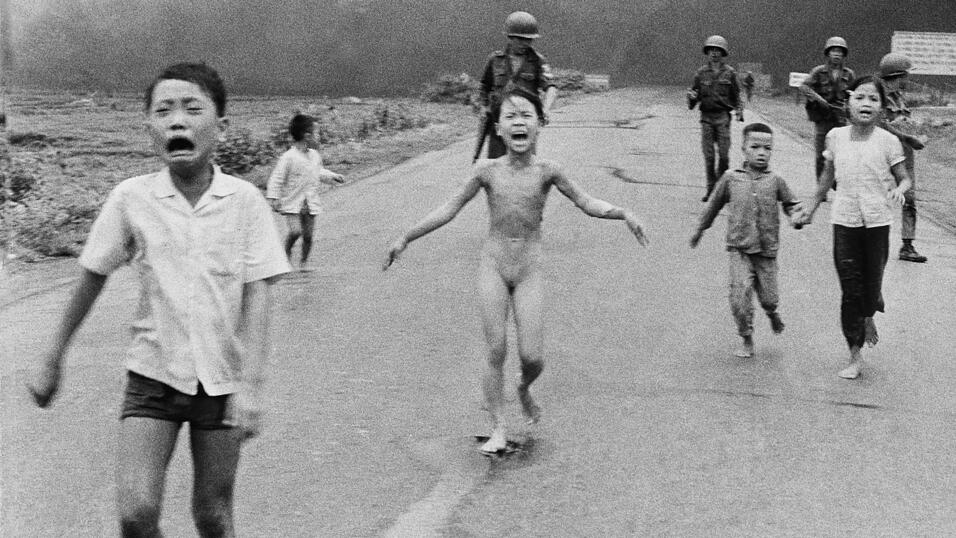 Der Vietnam-Krieg warf in der Nachkriegszeit einen Schatten auf das Amerika-Bild vieler Deutscher (Archivbild). Der Vietnam-Krieg warf in der Nachkriegszeit einen Schatten auf das Amerika-Bild vieler Deutscher (Archivbild).