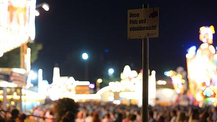 Straftaten bleiben rund um das G&auml;ubodenvolksfest nicht aus. Deshalb ist die Polizei in dieser Zeit gefordert. (Symbolbild)