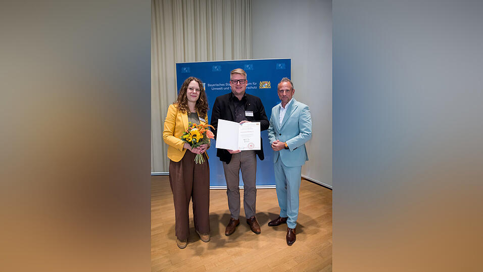 Die zehn Gründungsstützpunkte der Verbraucherbildung Bayern sind vom bayerischen Verbraucherschutz-Ministerium ausgezeichnet worden. Staatsminister Thorsten Glauber (r.) überreichte die Urkunde an Vhs-Geschäftsführer Matthias Bendl (Mitte) und Ramona Leibinger von der Evangelischen Erwachsenenbildung Bayern. Die zehn Gründungsstützpunkte der Verbraucherbildung Bayern sind vom bayerischen Verbraucherschutz-Ministerium ausgezeichnet worden. Staatsminister Thorsten Glauber (r.) überreichte die Urkunde an Vhs-Geschäftsführer Matthias Bendl (Mitte) und Ramona Leibinger von der Evangelischen Erwachsenenbildung Bayern.