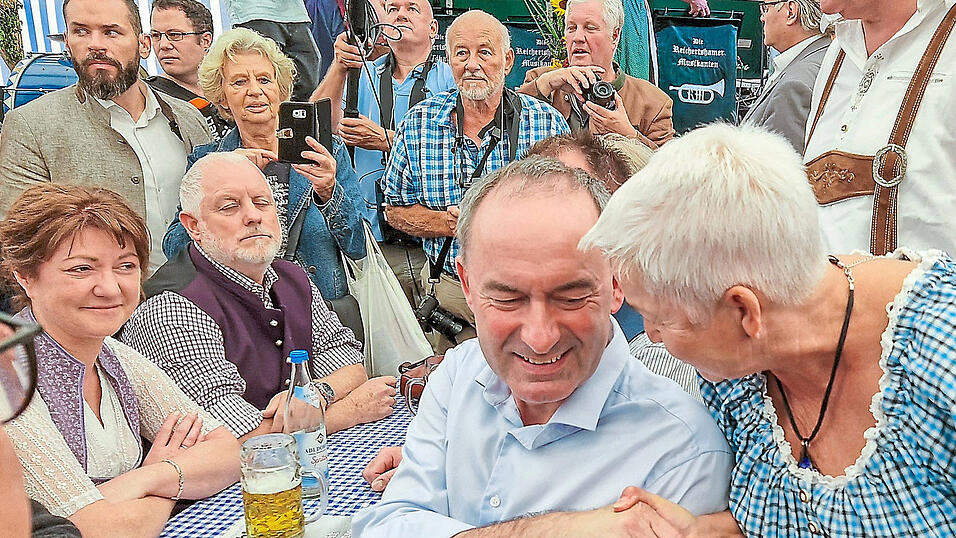 Am Freitag wird Hubert Aiwanger in Karpfham freudig begrüßt. Sie sehen die Flugblatt-Affäre als eine Schmutzkampagne. Am Freitag wird Hubert Aiwanger in Karpfham freudig begrüßt. Sie sehen die Flugblatt-Affäre als eine Schmutzkampagne.