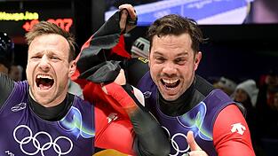 Tobias Arlt (l) und Tobias Wendl haben zum siebten Mal Olympia-Gold gewonnen.