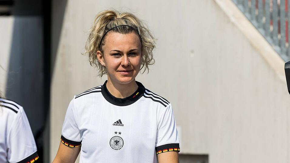 Unsere Nummer 4: Mittelfeldspielerin Lena Lattwein / VfL Wolfsburg / 17 Länderspiele / 0 Tore Unsere Nummer 4: Mittelfeldspielerin Lena Lattwein / VfL Wolfsburg / 17 Länderspiele / 0 Tore