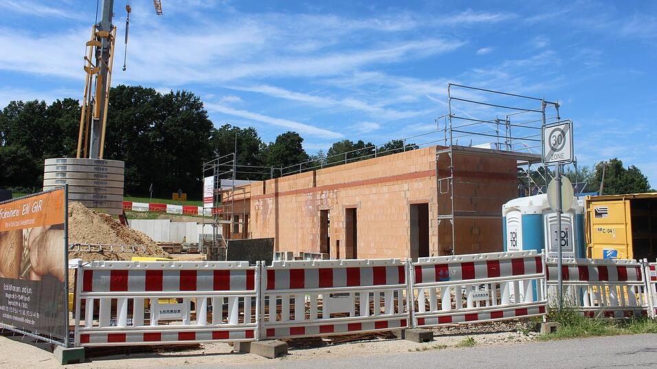 Die Bauarbeiten am neuen T&Uuml;V-Service-Center gehen voran. Im November soll eingezogen werden.