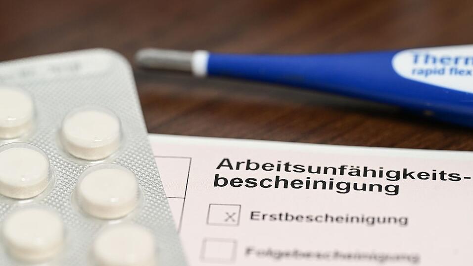 Krankheitsbedingte Fehlzeiten im Job bleiben 2025 auf erh&ouml;htem Niveau. (Archivbild)