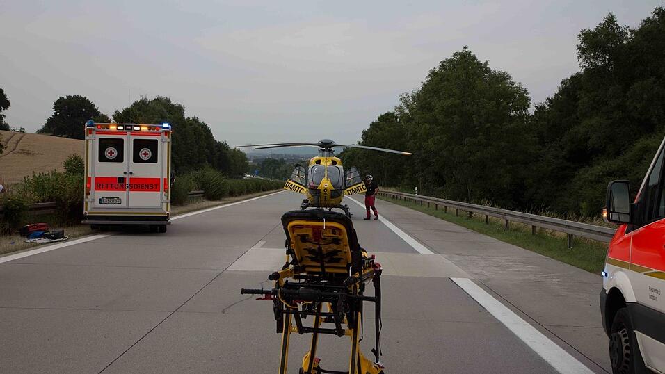 Auf der A92 bei Altdorf ist am Freitagabend ein Autofahrer in einen stehenden Lastwagen gekracht und dabei schwer verletzt worden. (Fotos: FD)