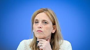 Bundesfamilienministerin Karin Prien (CDU) plant, beim Elterngeld zu sparen. Bundesfamilienministerin Karin Prien (CDU) plant, beim Elterngeld zu sparen.