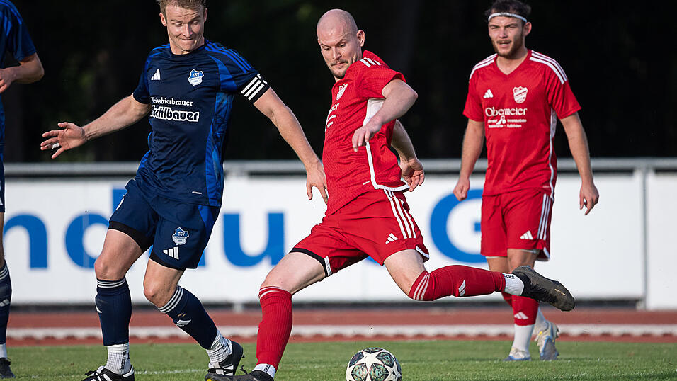 Der FSV Landau (in Rot) verliert in Schierling verdient - die Gastgeber waren einfach abgezockter. Der FSV Landau (in Rot) verliert in Schierling verdient - die Gastgeber waren einfach abgezockter.
