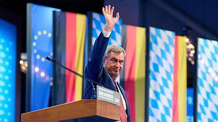 CSU-Chef und Ministerpräsident Markus Söder bedankt sich nach seiner Rede bei den Delegierten. CSU-Chef und Ministerpräsident Markus Söder bedankt sich nach seiner Rede bei den Delegierten.
