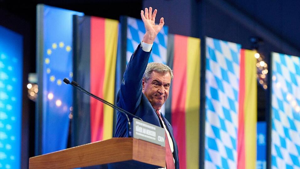 CSU-Chef und Ministerpräsident Markus Söder bedankt sich nach seiner Rede bei den Delegierten. CSU-Chef und Ministerpräsident Markus Söder bedankt sich nach seiner Rede bei den Delegierten.
