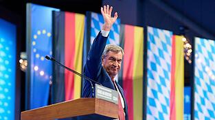 CSU-Chef und Ministerpräsident Markus Söder bedankt sich nach seiner Rede bei den Delegierten. CSU-Chef und Ministerpräsident Markus Söder bedankt sich nach seiner Rede bei den Delegierten.