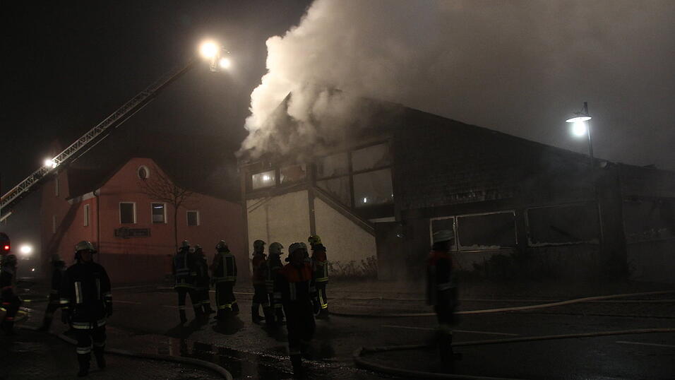 Die Kultdisko Penker in Ascha ist am frühen Mittwochmorgen in Flammen aufgegangen. Die Kultdisko Penker in Ascha ist am frühen Mittwochmorgen in Flammen aufgegangen.