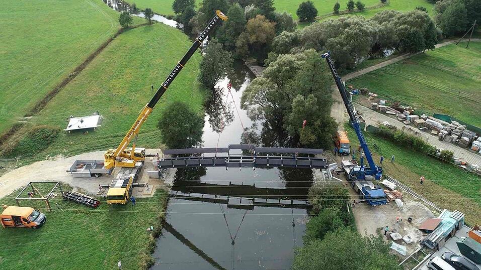 Die 27 Meter lange Brücke beim Jubiläumspark wurde eingesetzt. Die 27 Meter lange Brücke beim Jubiläumspark wurde eingesetzt.