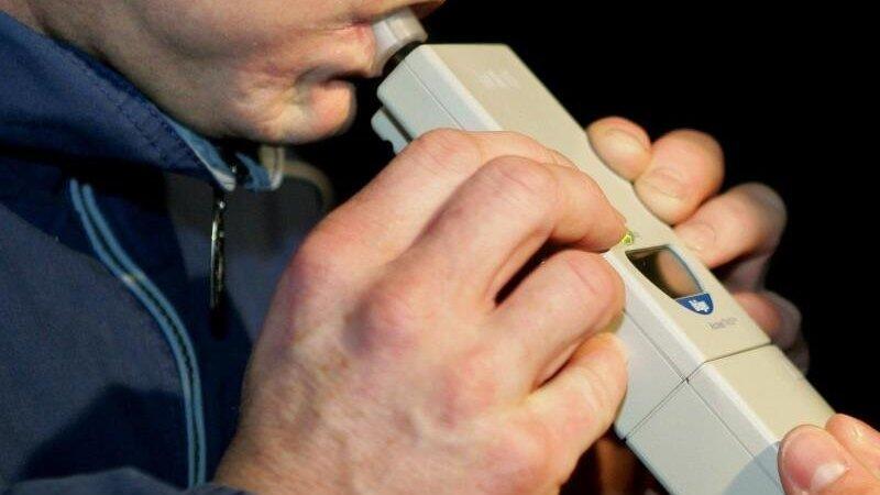 Unglaubliche f&uuml;nf Promille hat die Polizei in Mittelfranken bei einer Autofahrerin gemessen. Noch erstaunlicher: Die 61-J&auml;hrige zeigte trotz des hohen Wertes keine Ausfallerscheinungen. (Symbolbild)