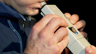 Unglaubliche fünf Promille hat die Polizei in Mittelfranken bei einer Autofahrerin gemessen. Noch erstaunlicher: Die 61-Jährige zeigte trotz des hohen Wertes keine Ausfallerscheinungen. (Symbolbild) Unglaubliche fünf Promille hat die Polizei in Mittelfranken bei einer Autofahrerin gemessen. Noch erstaunlicher: Die 61-Jährige zeigte trotz des hohen Wertes keine Ausfallerscheinungen. (Symbolbild)