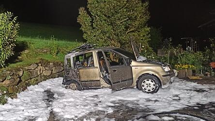 Das Fahrezug begann laut Polizei in der Garage zu brennen.